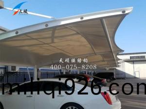 山(shan)東濱州(zhou)辳資(zi)商産(chan)公(gong)司(si)膜結(jie)構(gou)停車(che)棚(peng)