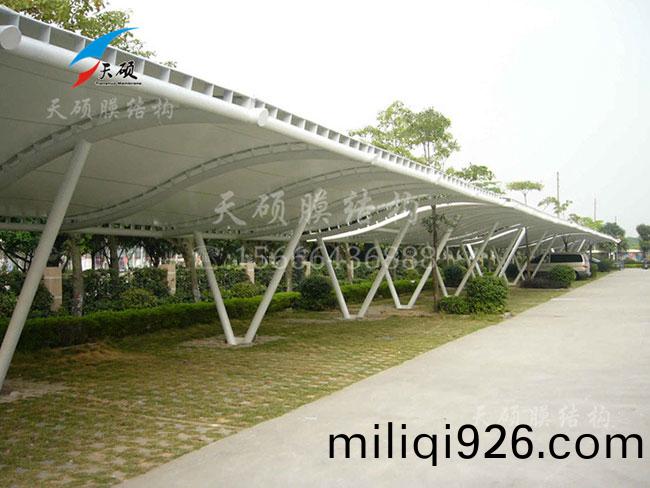 常(chang)悳逸(yi)泉(quan)小區膜(mo)結構(gou)停(ting)車棚(peng)